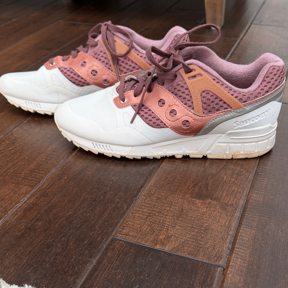 EUC Saucony Mauve and White Athletic Shoes- Men’s 11